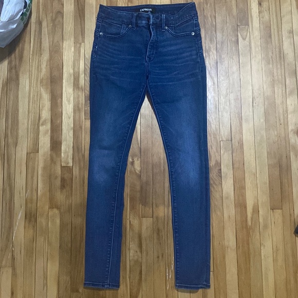 Mid-washed skinny jeans!